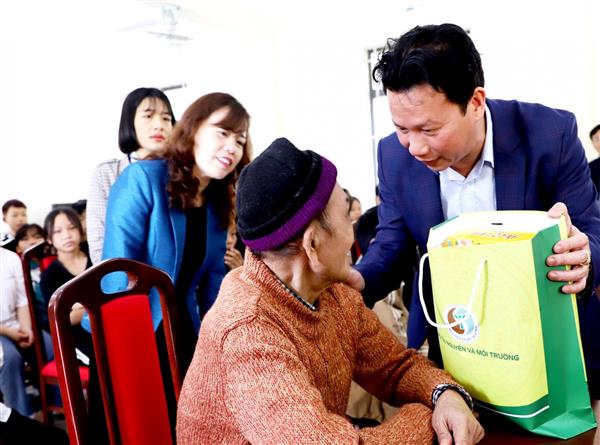 Bộ trưởng Đặng Quốc Khánh tặng quà Trung tâm Công tác xã hội tỉnh Hà Giang và Cơ sở Bảo trợ xã hội Dương Hiển